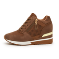 Beige dame wedgesneaker med brun monogramside og gylden lynlås
