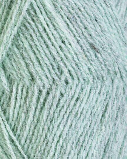close up af finull fra rauma garn i farven mintgroen meleret