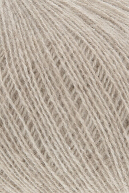 Close up af garnet Cashmere extra lace fra Lang Yarns i farven sand meleret