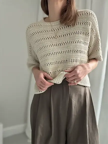 Strikket T-shirt i hulmønster – Lacy Loop Tee fra Other Loops, set forfra.