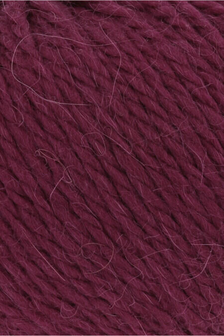 close up af garnnoegle af maerket carpe diem fra lang yarns i farven rubinroed