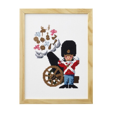 Permin broderikit “Garderen med konfettikanon” af Ib Antoni – klassisk garder med kanon, broderet i korssting på hvid Aida.