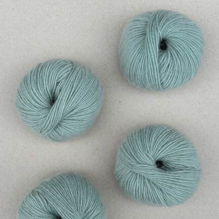 Pascuali Cashmere 6/28 – farven Horizon. Økologisk luksusgarn i 100% cashmere uld, støvet blågrøn nuance