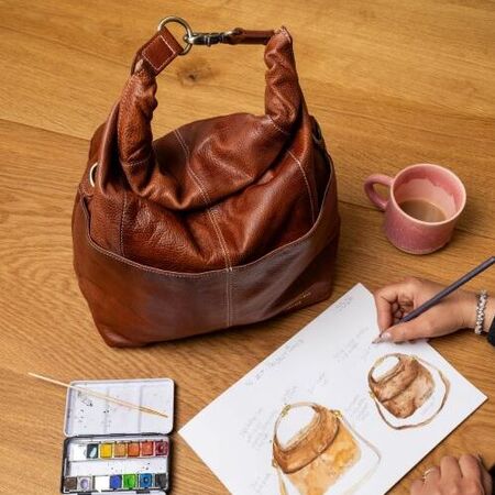 RE:DESIGNED Project 100 walnut lædertaske brugt som strikketaske med tegne- og strikkeudstyr