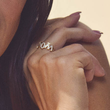 Medina iført WOW/MOM ring i 14 karat guld med 0,23 ct. brillant W.SI.