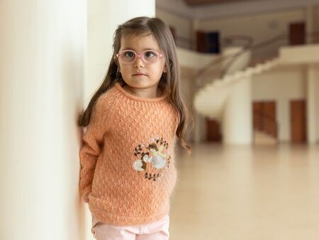 Pige med strikket bluse Fru Jacobsen fra Filcolana