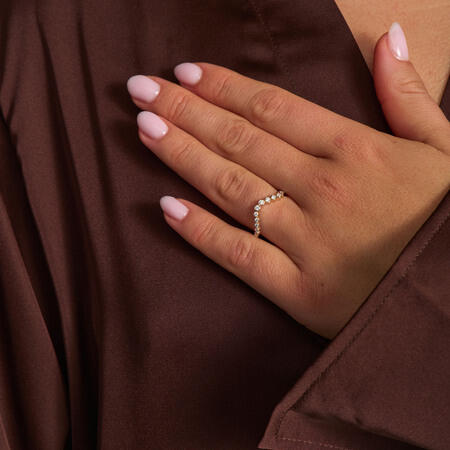 FREYA ring i 14 karat guld med diamanter på model | Mads Z