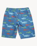Blå shorts med elastisk linning og et farverigt hajprint i rød, gul, grøn og lyseblå. Shortsene ser ud til at være lavet af et let og behageligt stof.