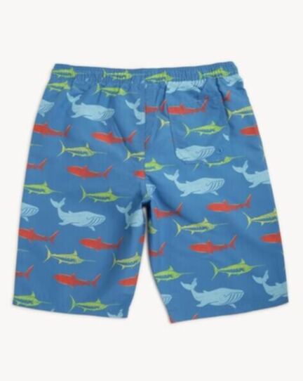Blå shorts med elastisk linning og et farverigt hajprint i rød, gul, grøn og lyseblå. Shortsene ser ud til at være lavet af et let og behageligt stof.