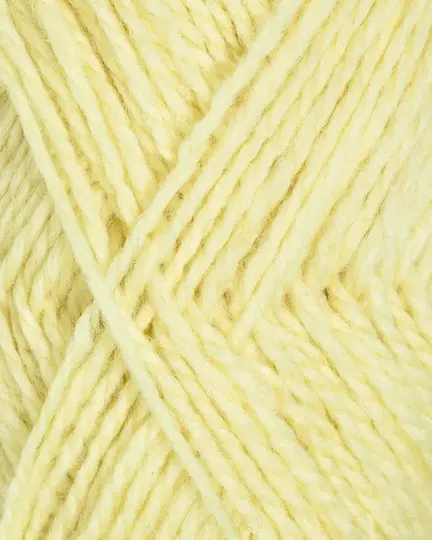 close up af garnet fviel fra rauma garn i farven lemonade