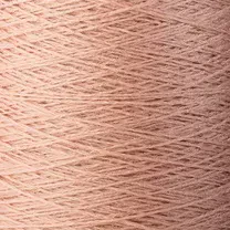 close up af garnet shio fra ito garn i farven cherry blossom