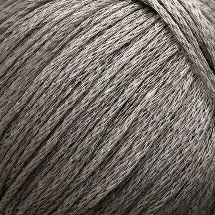 Close up af garnnøgle fra camarose løvetand i farven sølv grå