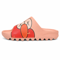 Peach foam slides med cartoon print og chunky bølgesål på hvid baggrund