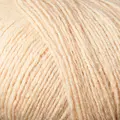 close up af garnnoegle merino fra knitting for olive i farven blid fersken