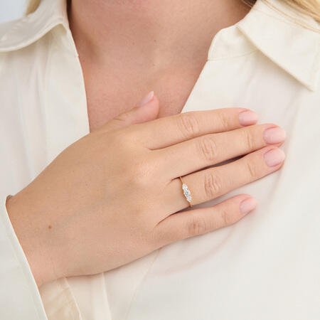 Solis Shine ring i 8 karat guld med zirkonia på model