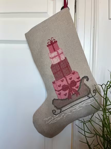 Stocking With Red Gifts broderet Julesok fra Pomp Stitch