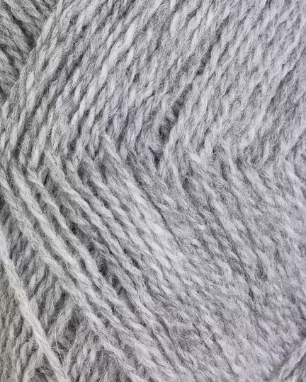 close up af garnet finull fra Rauma i farven graa meleret 404