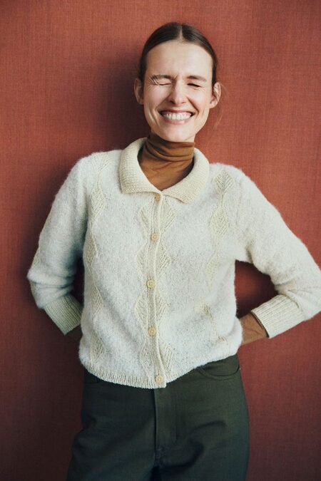 model ifoert strikket otti cardigan designet af helga isager strikket i isager garn