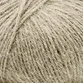 Close up af garnnoegle i angora fra mondial i farven beige 526