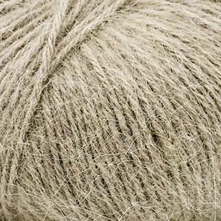 Close up af garnnoegle i angora fra mondial i farven beige 526