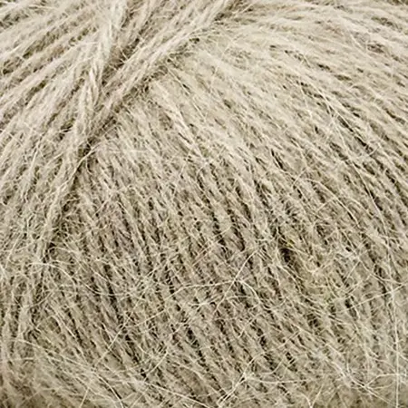 Close up af garnnoegle i angora fra mondial i farven beige 526