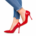Rød lakstilet med spids snude og høj stiletthæl fotograferet i profil på hvid baggrund – elegante damepumps fra Topsko.dk.