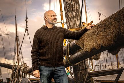 model ifoert striktroejen 'erik den roede' designet af annette danielsen fra bogen strik til en verdensmand