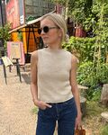 Model iført Ivy top fra PetiteKnit – strikket top i Isager Trio 2 farve Linen