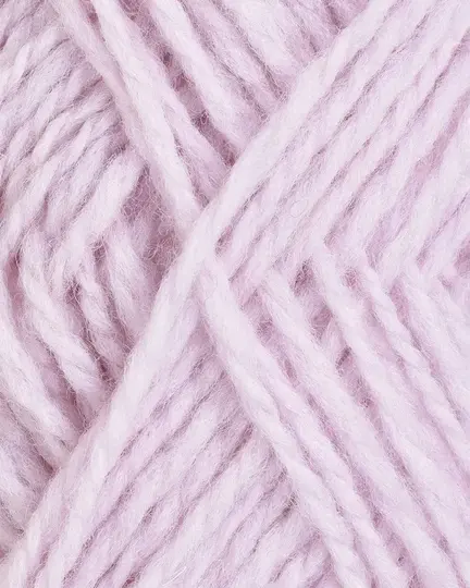 close up af garnet fviel fra rauma garn i farven lys lilla