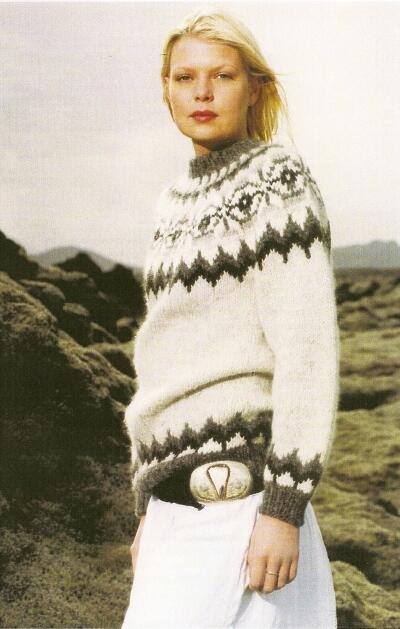 kvinde i islandsk sweater strikket i alafoss fra istex