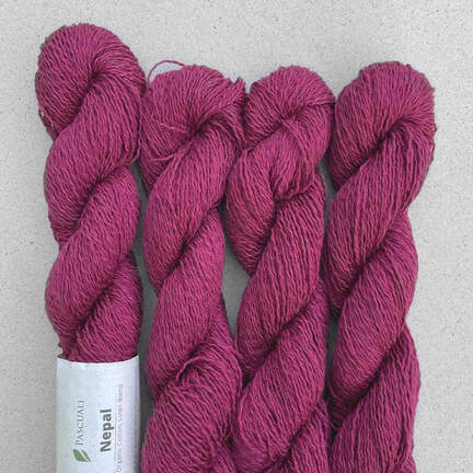 4 garnnoegler af maerket nepal fra pascuali i farven raspberry red