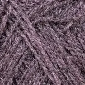 close up af garnet finull fra Rauma i farven lilla meleret 4128