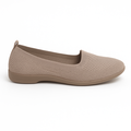 Beige strikket ballerina sko til kvinder med lav sål, fotograferet fra siden mod hvid baggrund