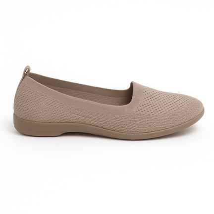 Beige strikket ballerina sko til kvinder med lav sål, fotograferet fra siden mod hvid baggrund