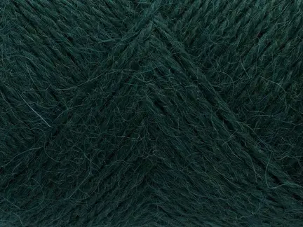 close up af garnnoegle af maerket vilja fra filcolana i farven hunter green 147
