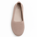 Beige strikket ballerina sko til kvinder med lav sål, fotograferet fra siden mod hvid baggrund