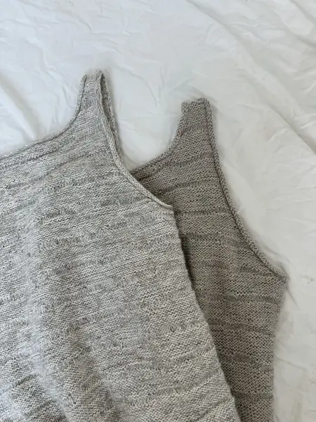 tide-loop-top-other-loop-strikkekit-trio-2-isager-models-side-by-side