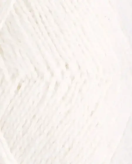 close up af garnet finull fra Rauma i farven hvid 400