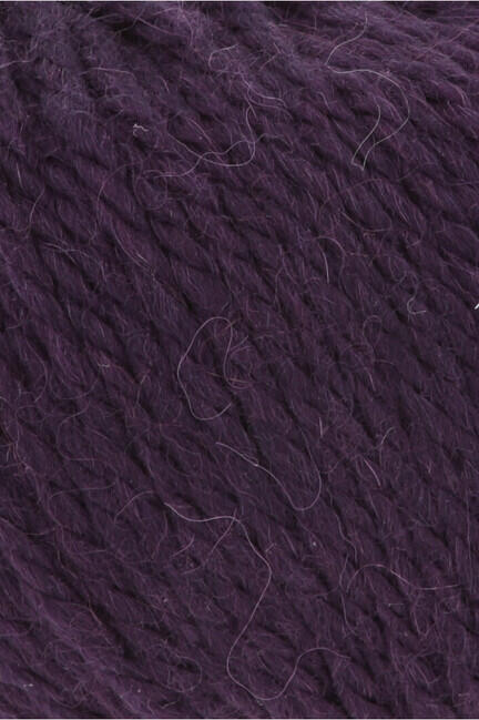 close up af garnnoegle af maerket carpe diem fra lang yarns i farven aubergine