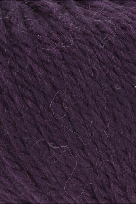 close up af garnnoegle af maerket carpe diem fra lang yarns i farven aubergine