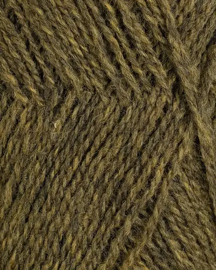 close up af finull fra rauma garn i farven mosegroen moerkmeleret