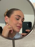 Inge iført Reef Essence ring udført i 925 ren sterlingsølv belagt med 18 karat forgyldning med perler.