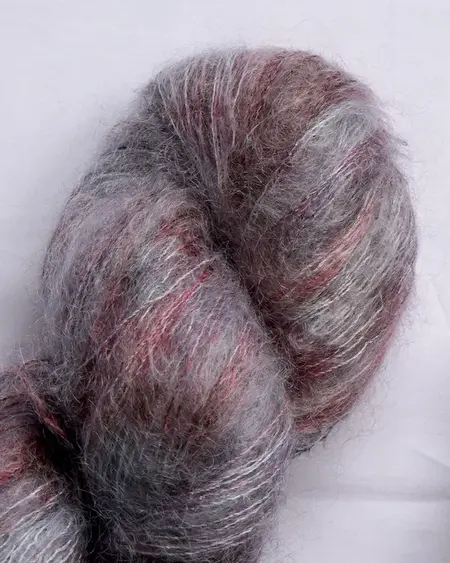 Close up af håndfarvet Kidsilk Garn fra Cowgirlblues x Kit Couture: Farve Franciska