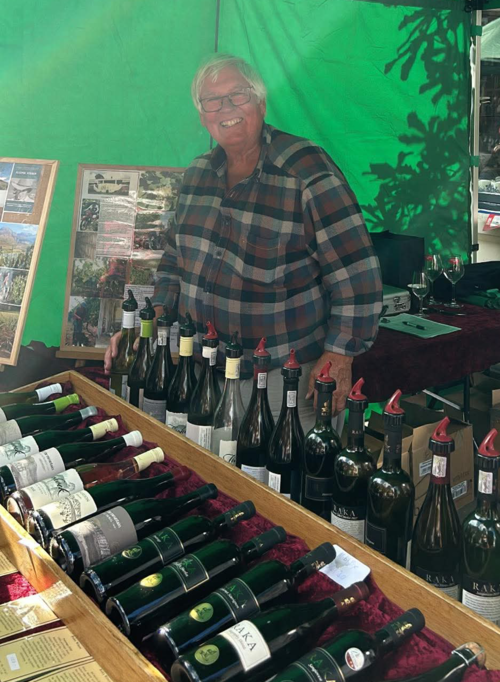 Karsten, stifter og ejer af Sydafrika vin til Ribe vinfestival i 2024. karsten smiler og står bag alle sine vin flasker