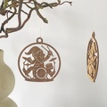 Nisse med tromme juleornament set fra siden med lag og dybde i træet