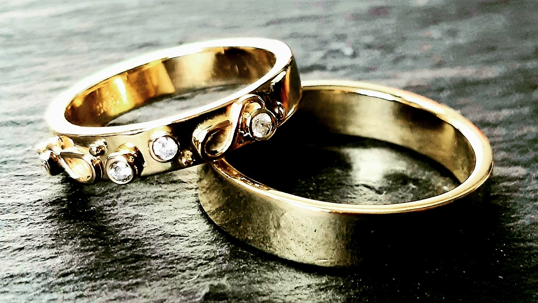 Guld vielsesringe med diamanter håndlavet