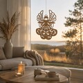 uleengel Anna i egefiner hænger i et stort vindue og skaber en varm og stemningsfuld jul i boligen.
