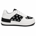 Hvid sneaker med sort monogram – Trendy og komfortabel