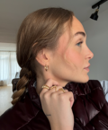 Inge iført Urchin Elegance hoops udført i 925 ren sterlingsølv belagt med en slidstærk forgyldning i 18 karat guld.