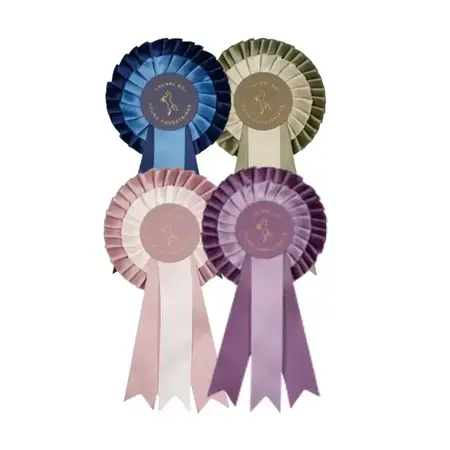 Cheval Roi rosetter til kæphest - sæt med fire flotte rosetter i de klassiske farver fra Cheval Roi: Antique Rose, Amethyst Lilla, Sage Green & Navy. Perfekt gaveidé til hestepigen!